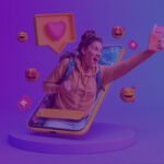 Mulher interagindo com redes sociais em um smartphone, representando engajamento digital e estratégias de redes sociais em 2026.